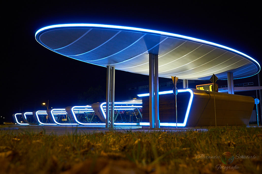 Das UFO - Der Busbahnhof Halle bei Nacht