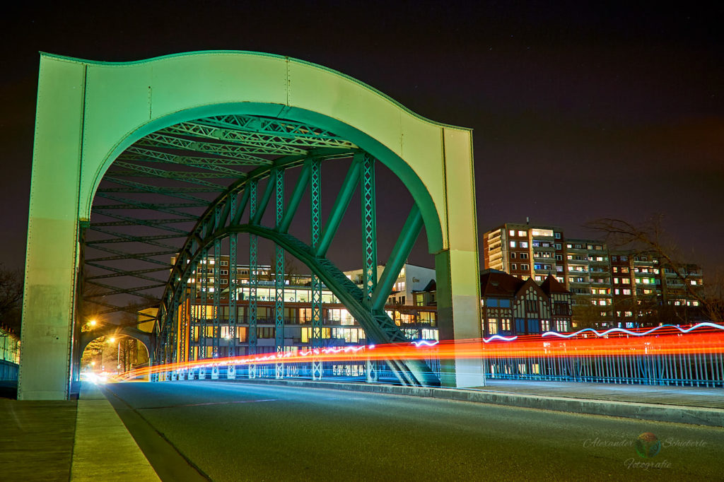 Genzschmer Brücke bei Nacht