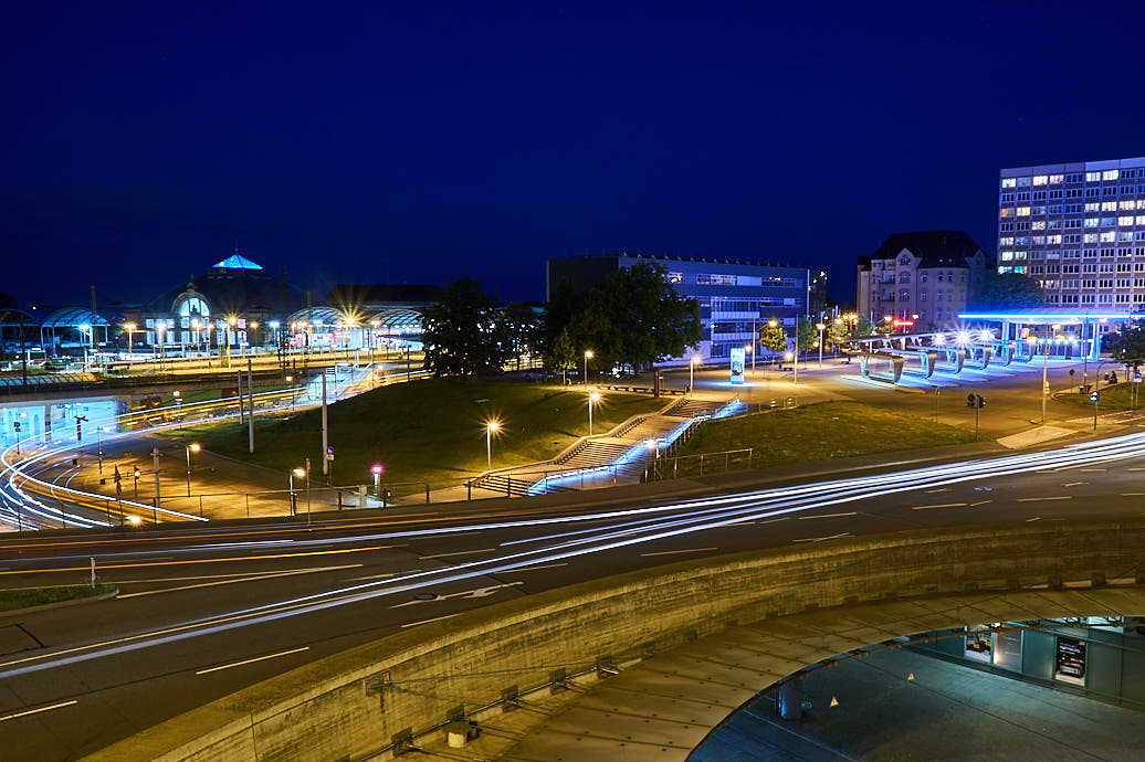 Lichtzieher von Straßenbahnen und Autos auf dem Riebeckplatz in Halle