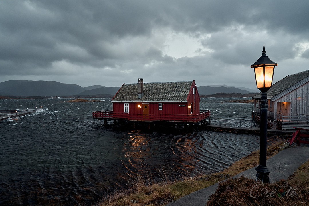 Wer kennt sie nicht, die herrlich idyllischen kleinen roten Häuschen in Norwegen? In einem davon durfte ich sogar in der vergangenen Woche meine Nacht verbringen als draußen ein Sturm gegen die raue Küste peitschte.
•
Im inneren war es mollig warm und kuschelig und man merkte von dem Sturm nicht wirklich etwas. Schon sehr charmant!
•
Habt ihr auch schon einmal darin schlafen dürfen?
•
#norway #norwegen #atlantikroad #atlanticvegen #norwegen #skandinavien #roadtripnorway #reisenmachtglücklich #reisenmachtsüchtig #europa #outdoor #adventure #abenteuer #staywild #travel #outdoors #chooseadventures #outdooradventure #neverstopexploring #photooftheday #naturel #europa # #haholmen

@norway @norge @norway.inspiration @visitnorway @privatewings_flugcharter @haholmenhavstuer